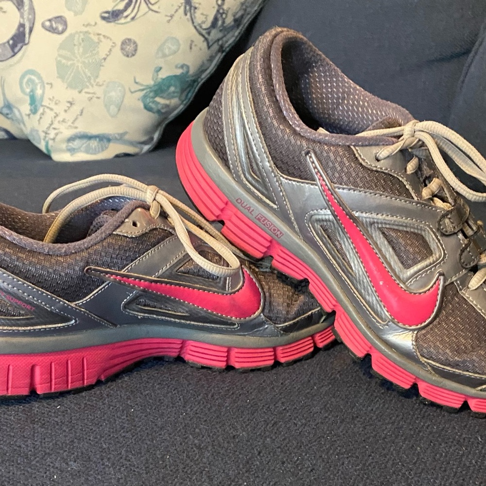 Nike Dual Fusion. Gray with pink. Size 8. Very good condition.